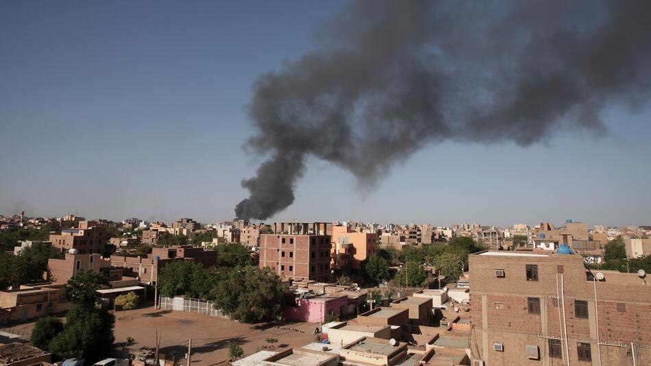 Rauch steigt über Dächern der Hauptstadt Khartum auf