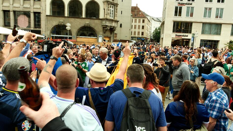 Schotten machen Stimmung auf dem Marienplatz in München.