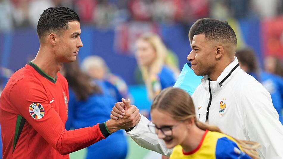 Shake-Hands von Mbappé und Ronaldo