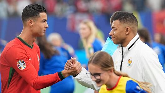 Shake-Hands von Mbappé und Ronaldo