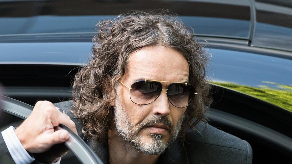 Russell Brand am Freitag bei der Ankunft vor Gericht.