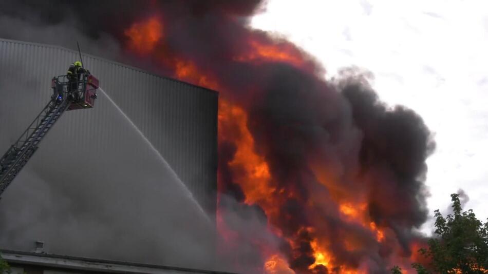 Grossbrand in Karstädt: Haferflocken-Fabrik steht in Flammen