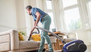 Ein Mann bei der Hausarbeit