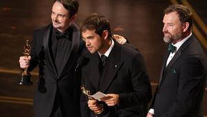 David Breschel, Sam A. Davis und Jack Piatt nehmen ihre Oscar-Statuetten für "The Singers" in ...