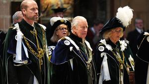 Das Königspaar erschien mit Prinz William (l.) zum Distelorden-Gottesdienst in Edinburgh.