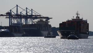 Containerschiff in Hafen
