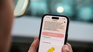 Ein Mann nutzt die App "Nearby Glasses"