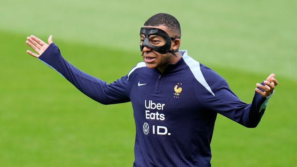 Kylian Mbappé im EM-Training der Franzosen mit schützender Maske