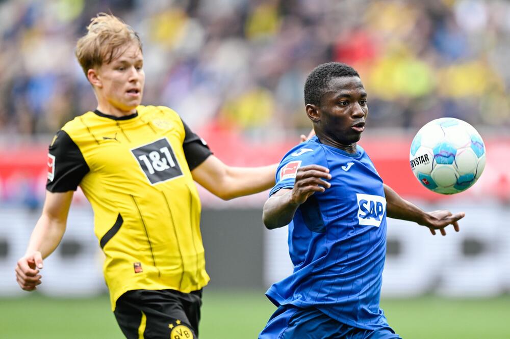 Daniel Svensson (l) und Hoffenheims Bazoumana Touré