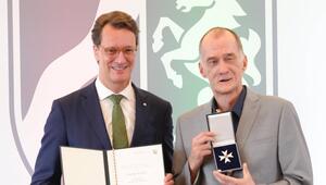 Georg Uecker posiert neben NRW-Ministerpräsident Hendrik Wüst.