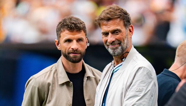Thomas Müller (l.) und Jürgen Klopp
