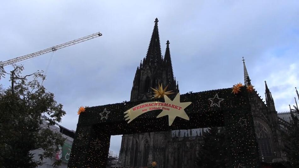 Polizei und Glühweinduft: Kölner Weihnachtsmarkt startet mit verschärften Sicherheitsmassnahmen