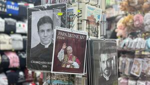 Kalender mit Papst und Priestern