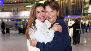 Eva Benetatou und Claudia Obert beim Abflug in Frankfurt am Main.
