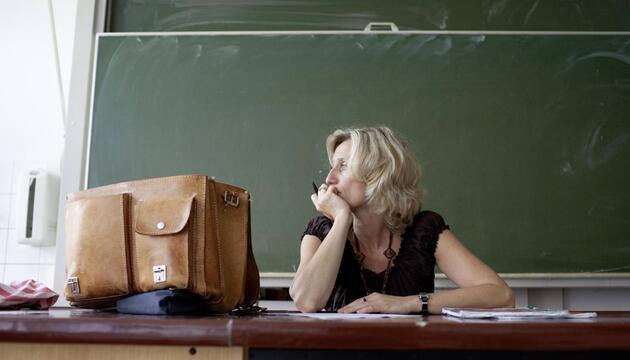 Lehrerin schaut zur Seite 