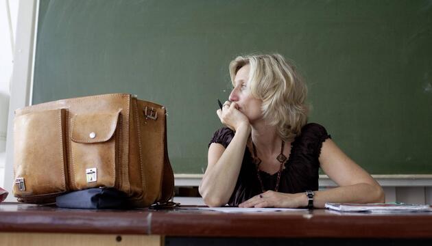 Lehrerin schaut zur Seite 