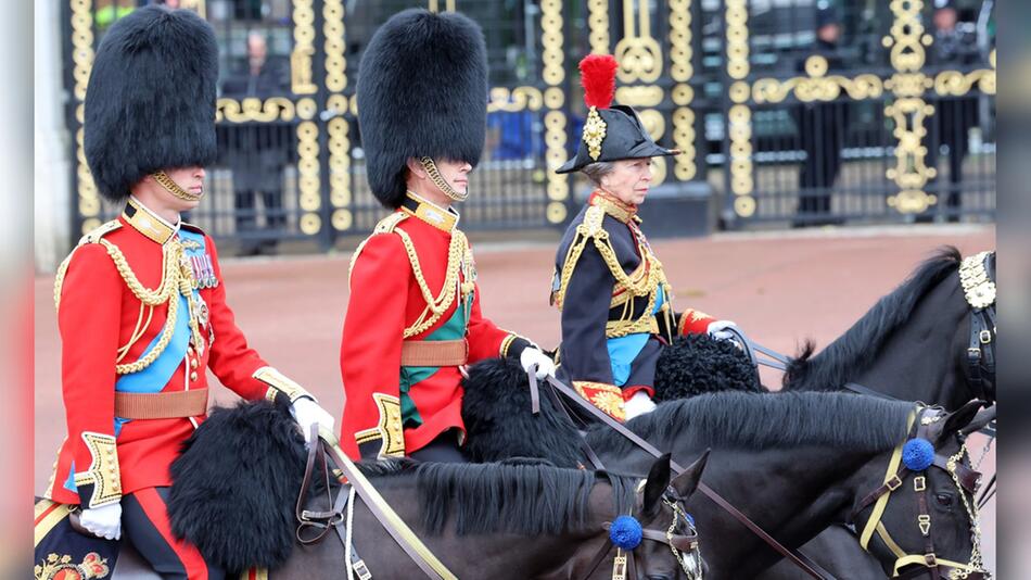 Prinz William (l.), Prinz Edward und Prinzessin Kate nahmen zu Pferde bei "Trooping the Colour" ...