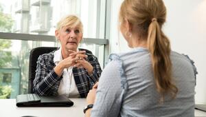 Zwei Frauen beim Mitarbeitergespräch im Büro