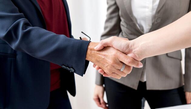 Personen schütteln sich die Hände