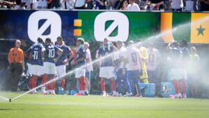Auch die Wassersprinkler scheinen beim WM-Rasen nur bedingt zu helfen.