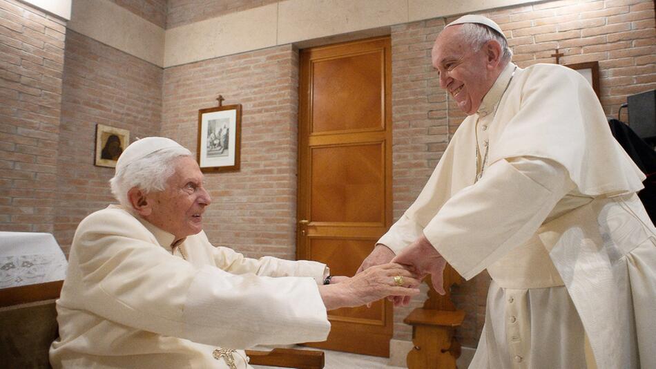 Papst Franziskus hat seinen Vorgänger Benedikt regelmässig besucht.