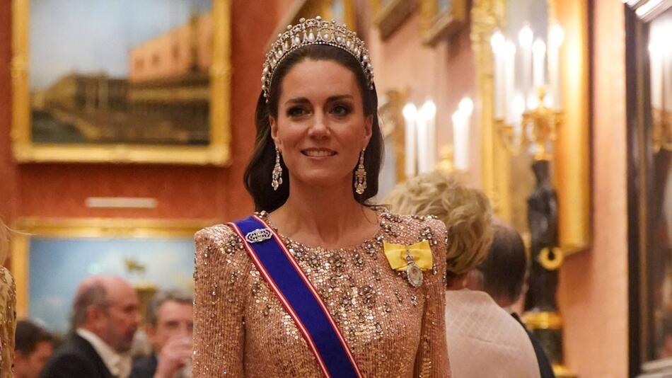 Glanzvoller Auftritt von Prinzessin Kate am 5. Dezember 2023: Dieses Styling greift ihre neue ...