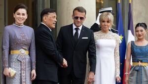 Königin Suthida (li.) neben Rama X., Emmanuel und Brigitte Macron sowie Prinzessin Sirivannavari.