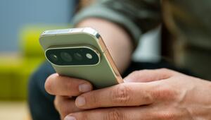 Ein Mann nutzt das Google Pixel 11 Pro