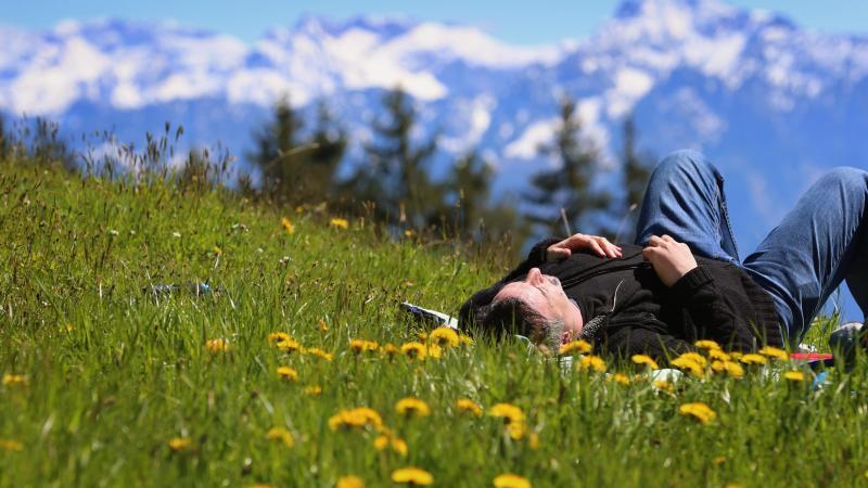 Wanderer rasten auf Bergwiese