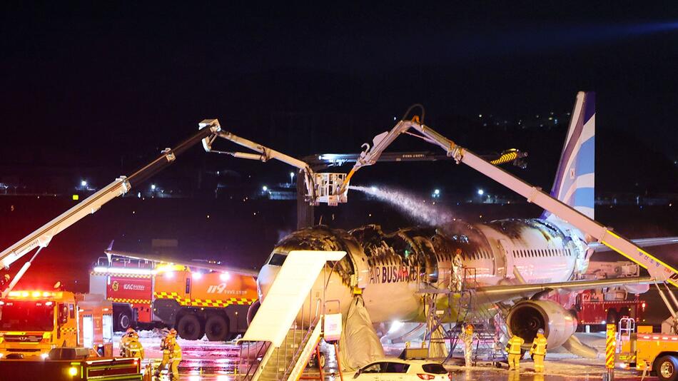 Flugzeug im südkoreanischen Busan geht in Flammen auf