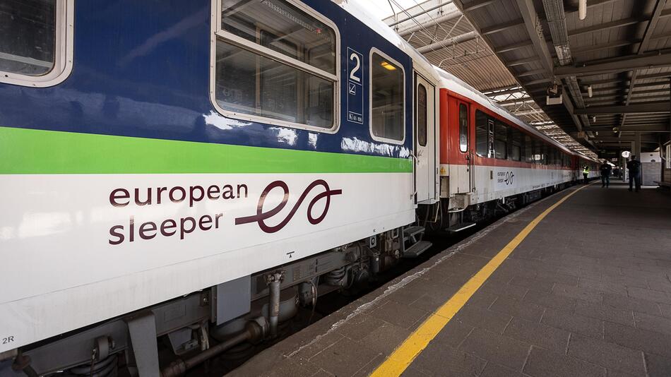 Zug von European Sleeper im Bahnhof