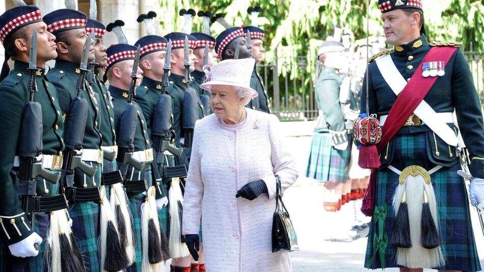 So startete Queen Elizabeth II. stets ihre Sommerferien - mit einem Gruss an ihre Wachmannschaft ...