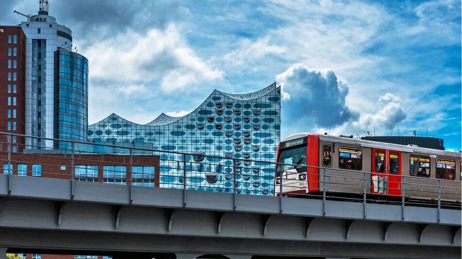 Hochbahn vor der Hamburger Elbphilharmonie