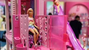 Barbie-Puppe im Rollstuhl bei Spielwarenmesse am Stand von Mattel