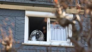 Fenster in einem Haus ist komplett geöffnet, um die Wohnung zu lüften.