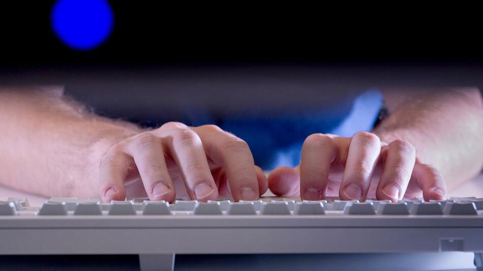 Hände liegen auf einer Tastatur