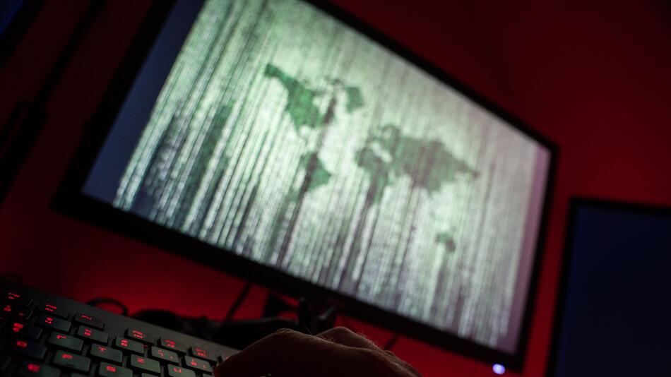 Person sitzt am Rechner und tippt auf einer Tastatur