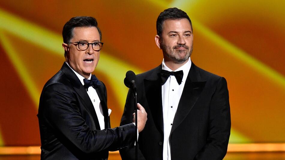 Stephen Colbert (l.) unterstützt Jimmy Kimmel (hier bei der Emmy-Verleihung 2019).