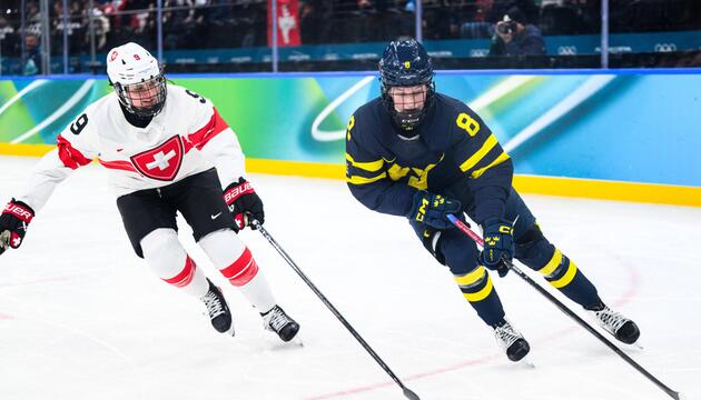 Die Schweizer Eishockey-Nationalmannschaft spielt gegen Schweden.