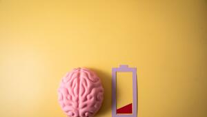 Ein Gehirn neben einer leeren Energieanzeige