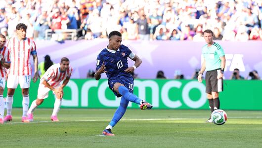 Kylian Mbappé verwandelt einen Elfmeter.