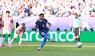 Kylian Mbappé verwandelt einen Elfmeter.
