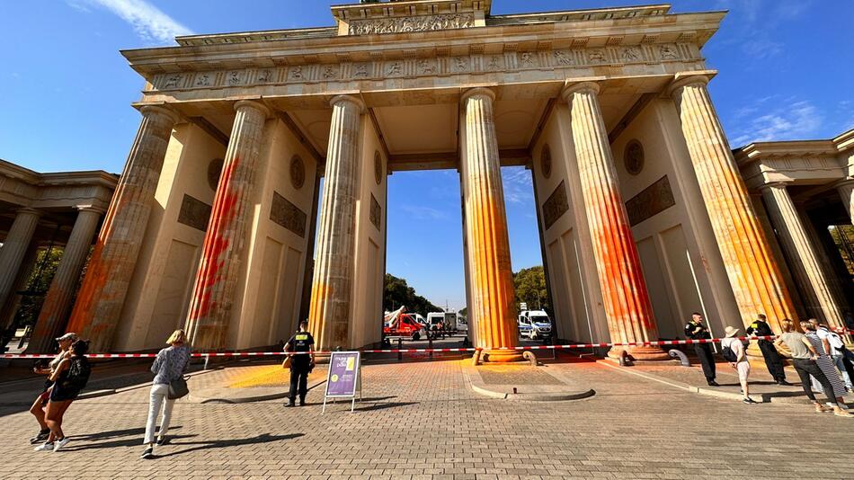 Klimaaktivisten besprühen Brandenburger Tor