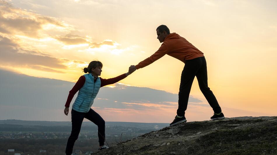 Frau und Mann auf dem Berg