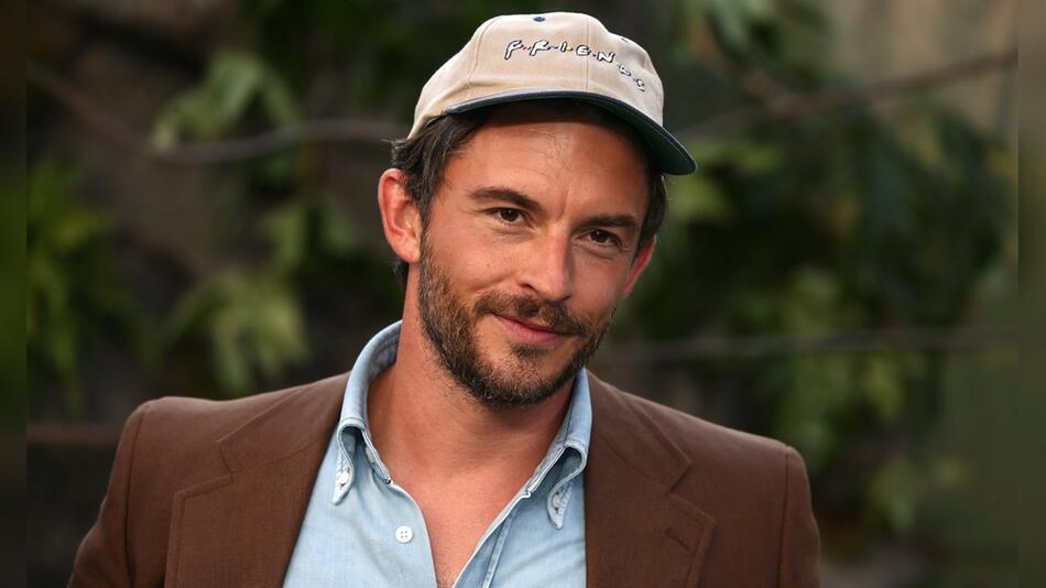 Jonathan Bailey während der Promotour für "Jurassic World": Die Wiedergeburt".