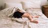 Die Gen Z feiert das sogenannte "Bed Rotting": tagelang im Bett liegen und die Welt ausblenden ...