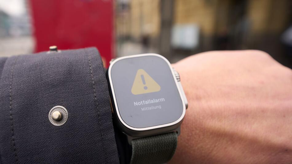 Ein Warnhinweis auf dem Display einer Smartwatch