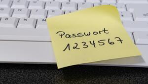 Computertastatur mit einem gelben Post-it auf dem "Passwort 1234567" steht