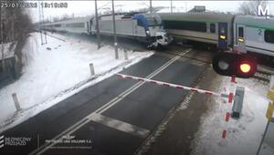 Auto auf Gleisen – Wagen von zwei Zügen hintereinander erfasst