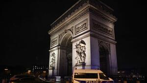 Gendarm am Pariser Triumphbogen angegriffen